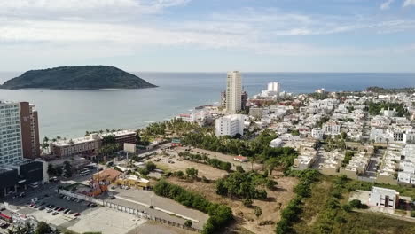 lote baldío en medio de una zona densamente poblada en la ciudad de mazatlán
