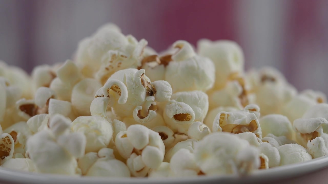Primo piano di una ciotola piena di popcorn appena scoppiati.