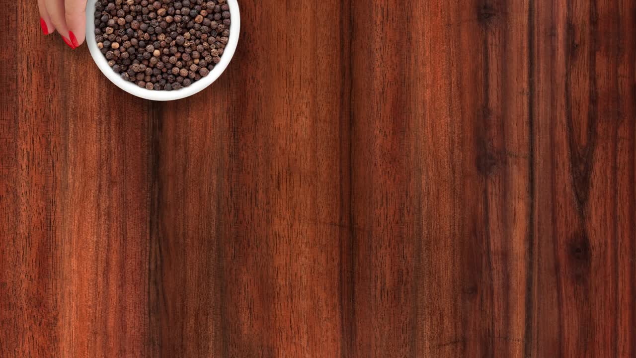 ofreciendo granos de pimienta negra