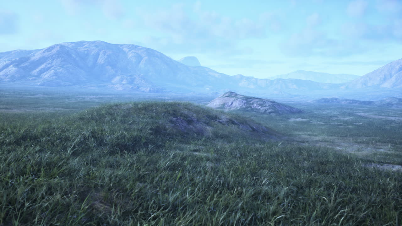 녹색 잔디과 산맥이 배경입니다.