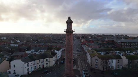 Binnenleuchtturm-In-Urbaner-Umgebung-Am-Hafen-Von-Fleetwood-Mit-Straßenbahnabfahrt