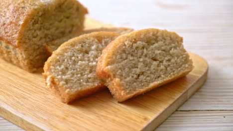 pan de plátano casero o pastel de plátano en rodajas