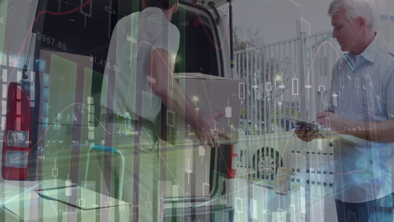 animación del procesamiento de datos sobre el hombre empacando cajas en el coche