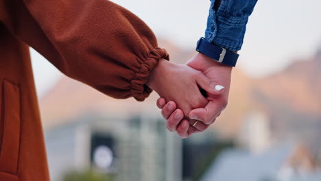 pareja tomados de la mano