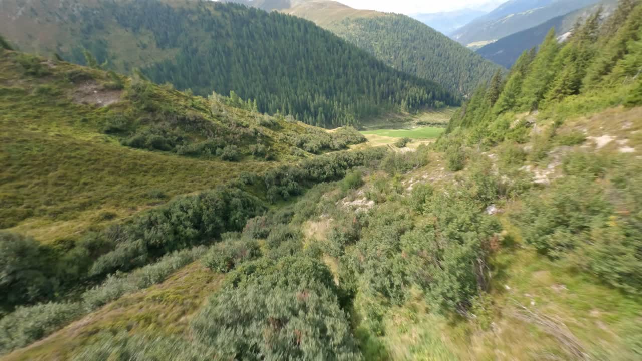 vuelo aéreo cuesta abajo de las verdes montañas de davos, suiza.