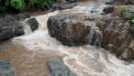 Wasserfall-Mitten-Im-Regenwald-In-Indien