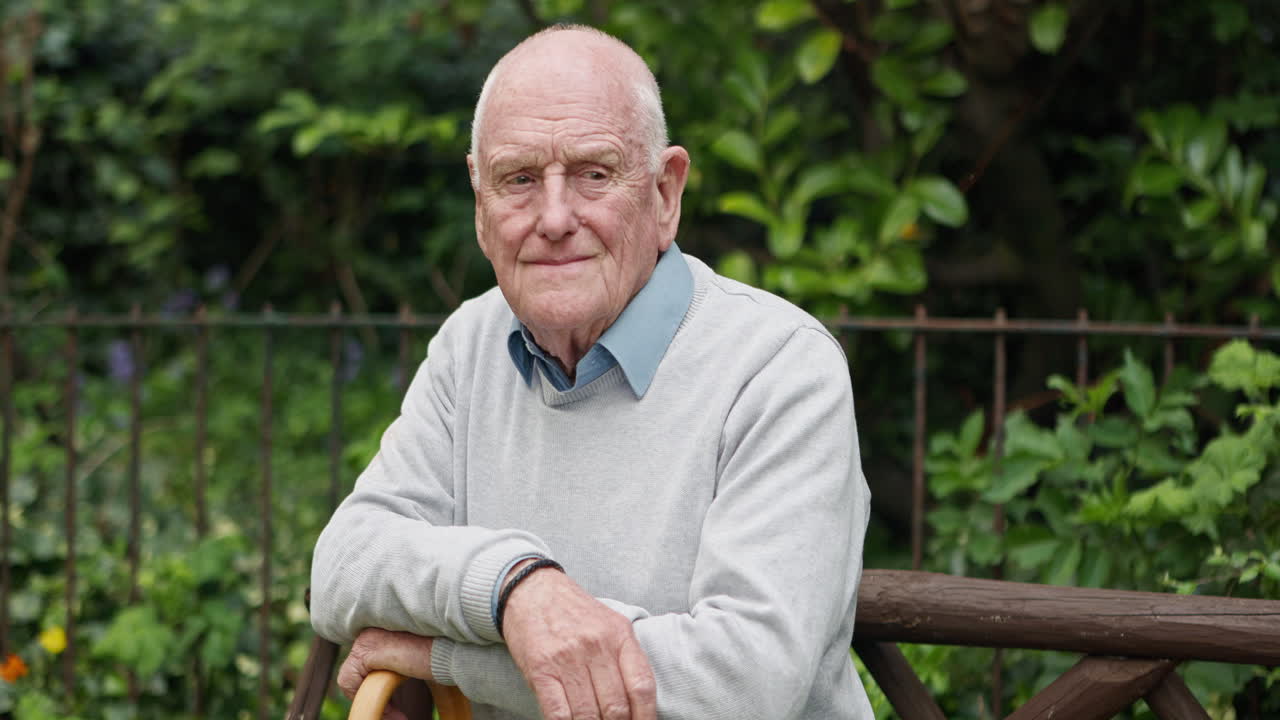 hombre anciano en un jardín