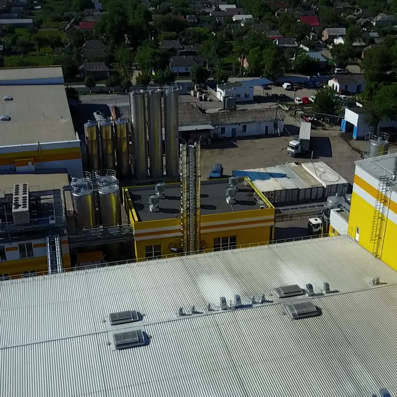 zona industrial con fábrica