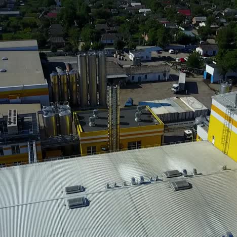 zona industrial con fábrica