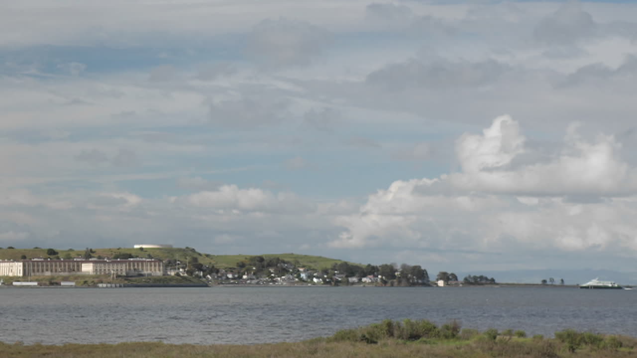 보트는 해변가 마을을 지나갑니다.