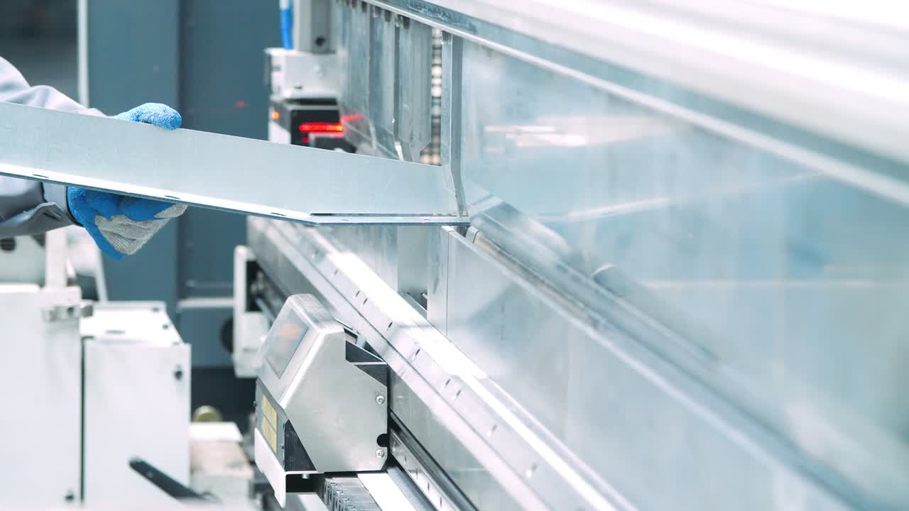 판 구부리는 기계를 사용하여 금속 각의 생산. 수압 프레스 브레이크