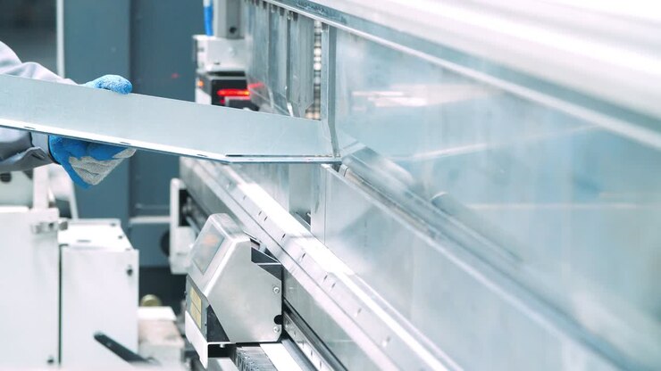 Produzione di angolari metallici utilizzando una piegatrice per lamiere. Pressa piegatrice idraulica.