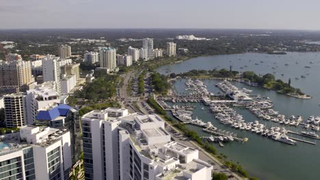 Vista-Aérea-Del-Puerto-Deportivo-De-Sarasota,-El-Paseo-Marítimo-Y-El-Parque