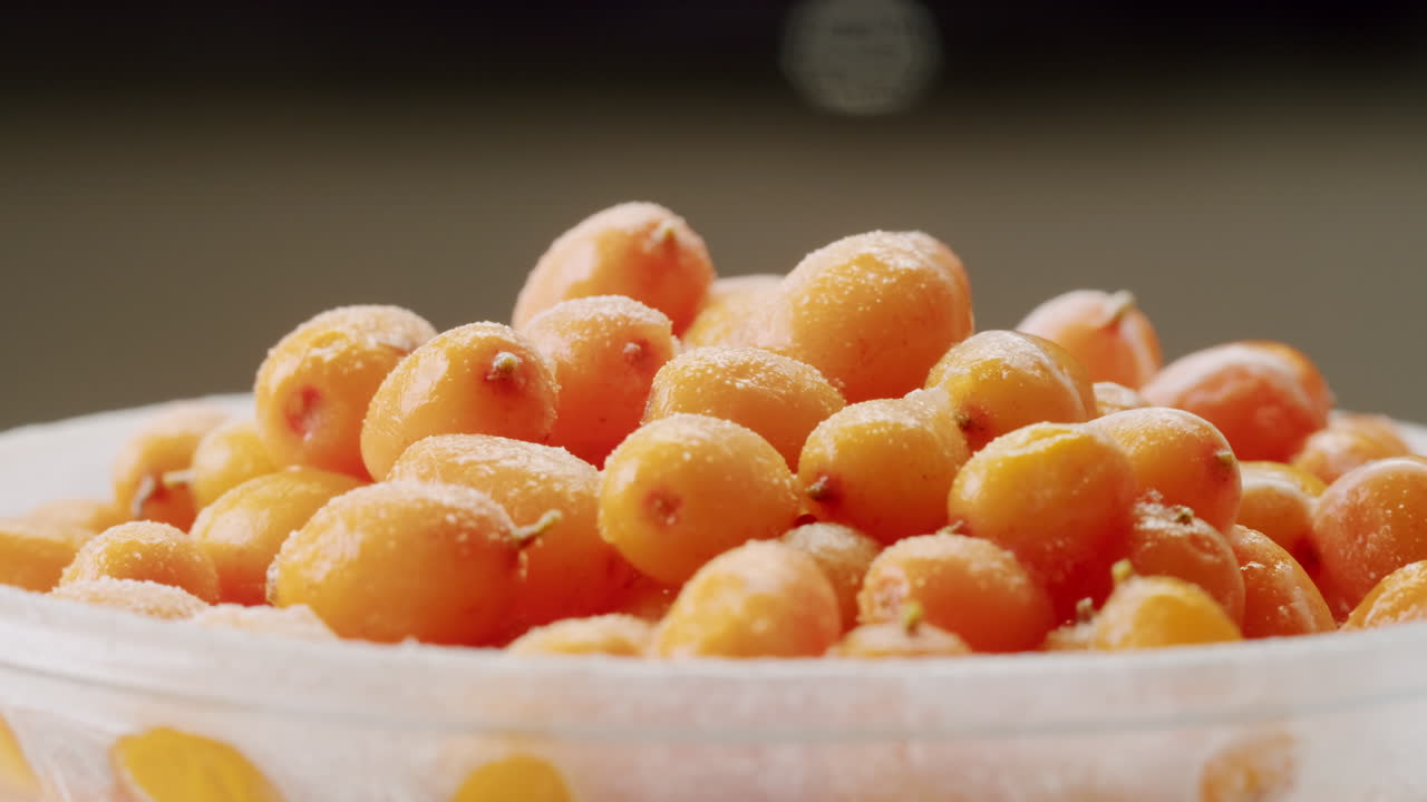 해바라기 건강한 베리 차 음료, 유리 항아리 및 잎을 가진 가지에 얼어붙은 익은 베리 어두운 나무 농촌 배경에  뷰, 피부, 심장, 혈관 및 면역 체계에 훌륭합니다.