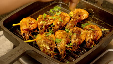 camarones a la parrilla en pinchos
