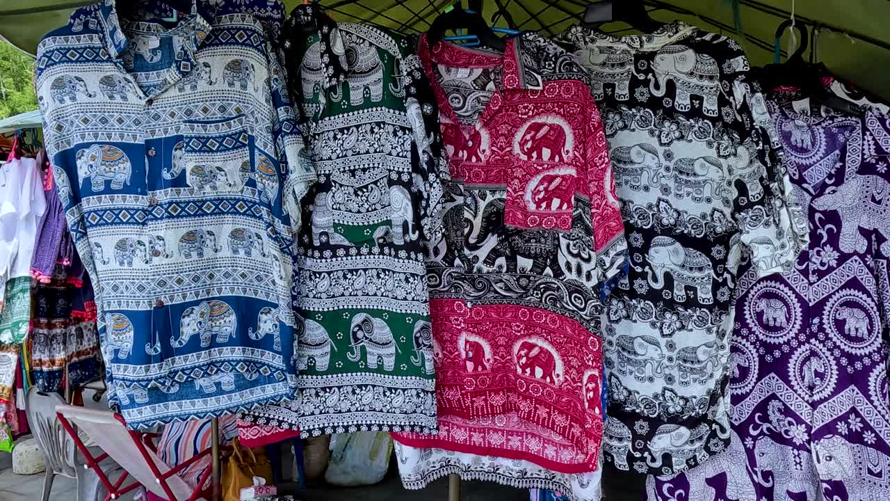 코끼리 디자인의 활기찬 셔츠가 전시되어 있습니다.