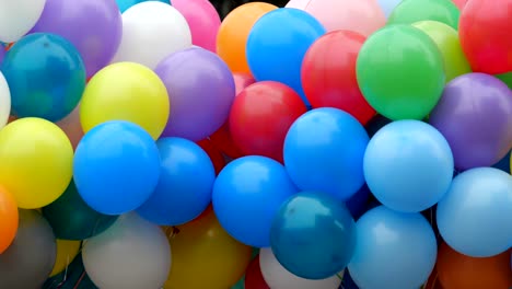 globos de helio de colores festivos