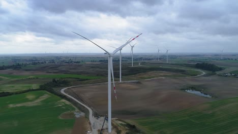 Wolken-über-Den-Windkraftanlagen-Zur-Erzeugung-Erneuerbarer-Energie-Auf-Dem-Riesigen-Feld-In-Kwidzyn,-Woiwodschaft-Pommern,-Polen