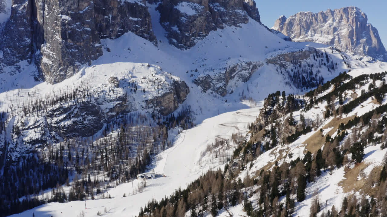 volando en las pistas de esquí de invierno de los dolomitas con imponentes cadenas montañosas en passua, italia