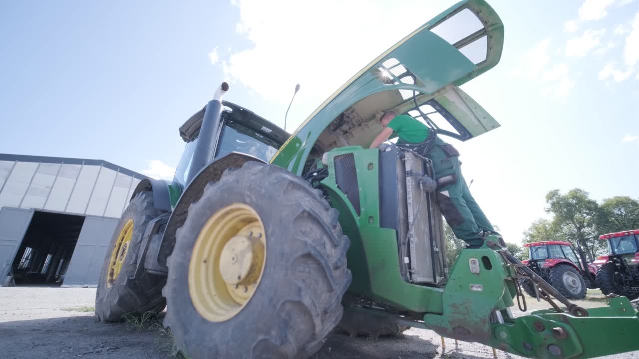 mecánico de agricultores que repara tractores. capó abierto de tractores, motor. reparación de tecnología agrícola