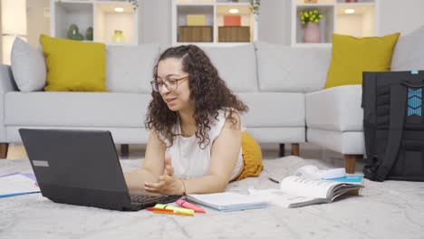 la estudiante exitosa está feliz y llena de alegría.