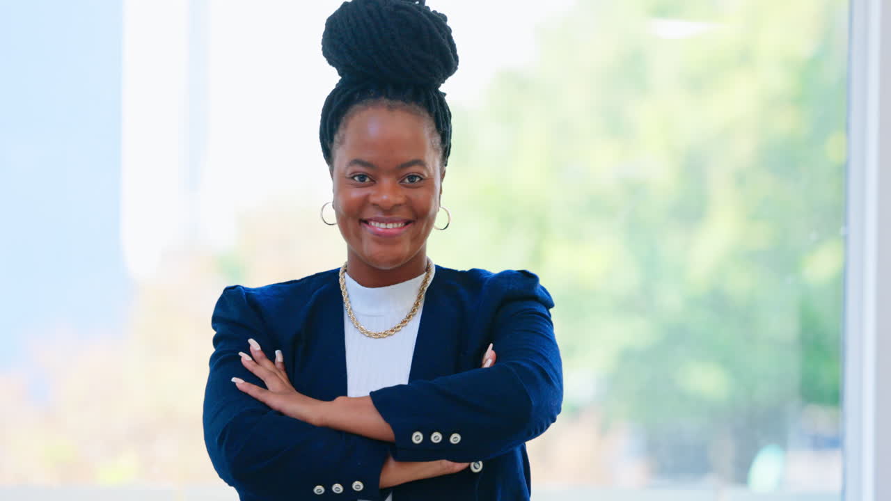 feliz, ceo y cara de una mujer negra con brazos