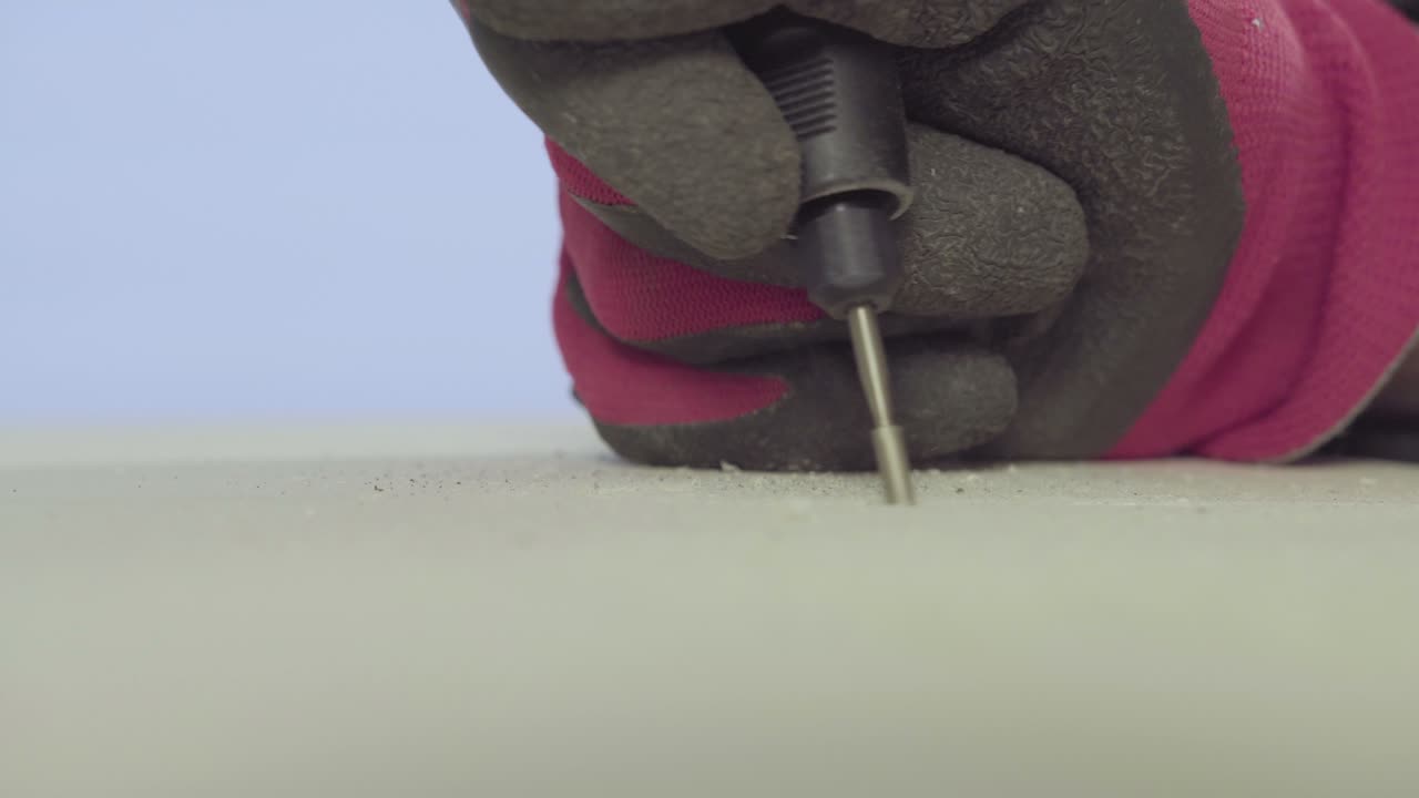 Man work on wood with small rotating rasp2 4K