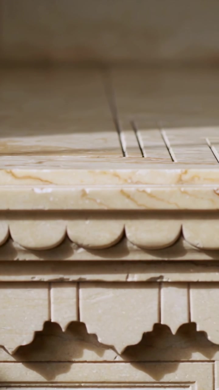 Video verticale: Telecamera in movimento che rivela l'interno di una cornice di marmo intagliata, mostrando scheggiature e scanalature