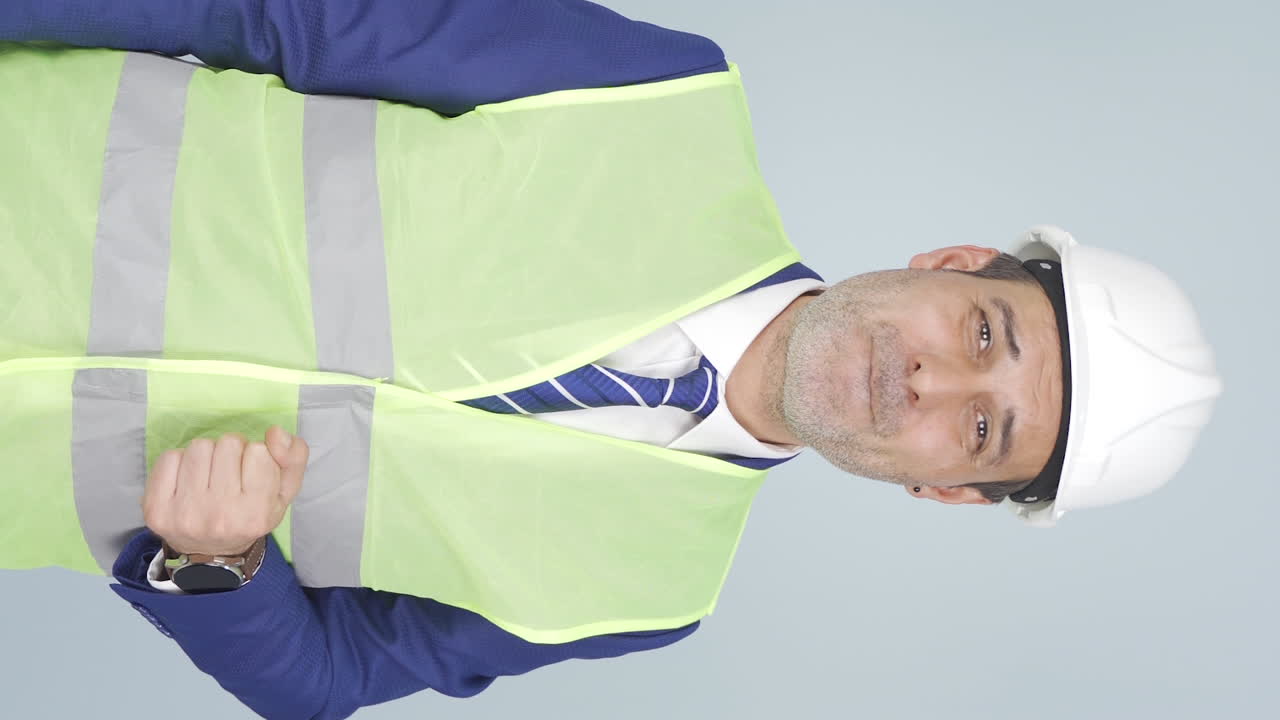 흥분된 엔지니어의 수직 비디오, 참을성없는.