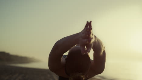 Sportlerin-Hebt-Bei-Sonnenuntergang-Die-Hände-Und-Neigt-Den-Körper-Nach-Hinten.-Frau-Praktiziert-Yoga.