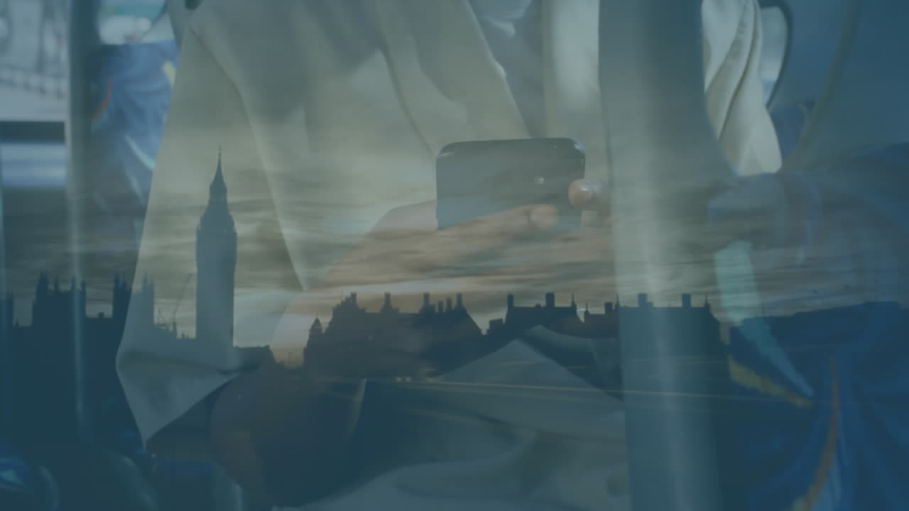 스마트폰과 도시 풍경을 사용하는 여성