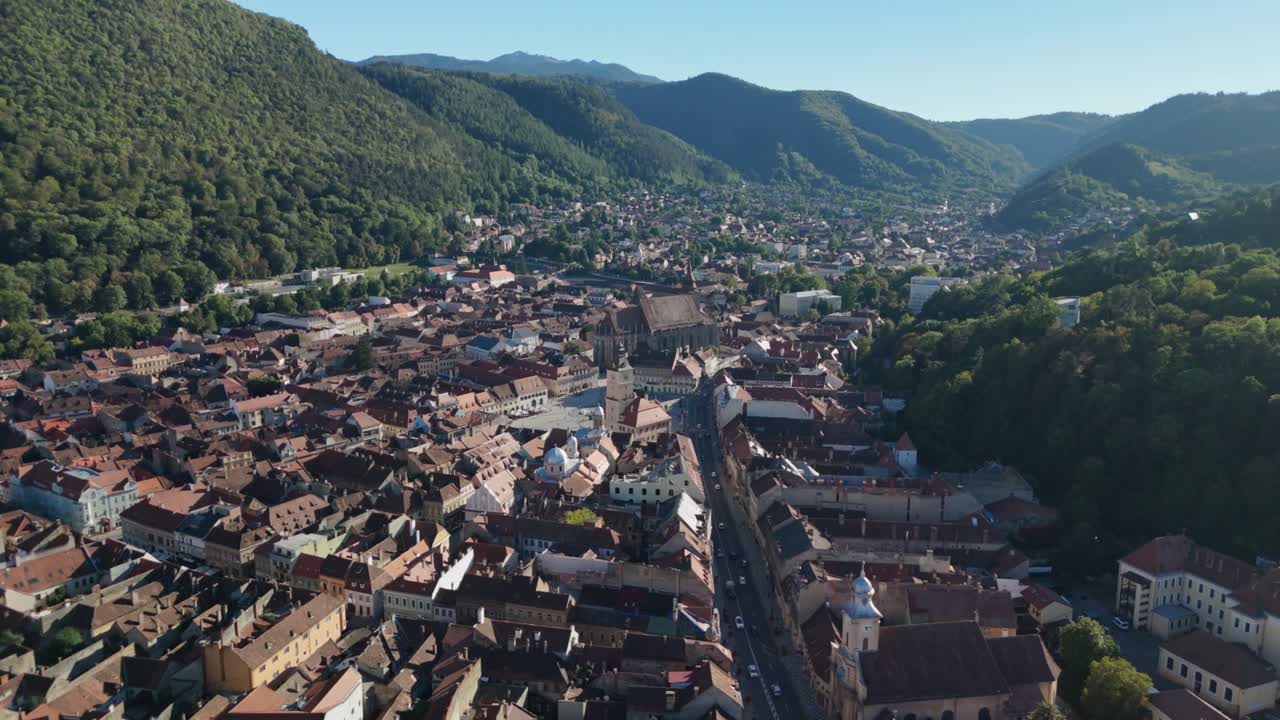 Vista aerea di una città rustica immersa tra rigogliose colline verdi