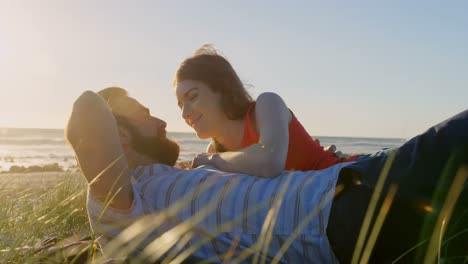 mujer hermosa feliz tocando la nariz del hombre en la playa 4k