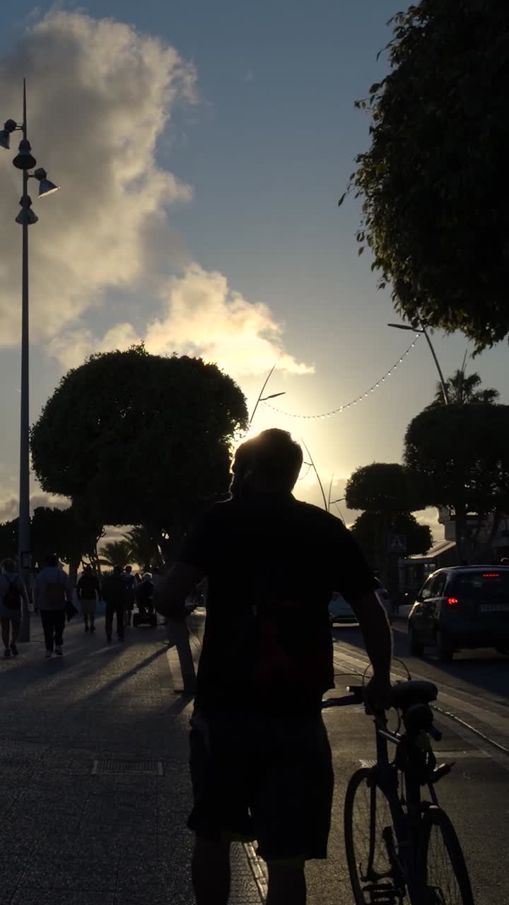 자전거 를 타고 시내 에서 해가 지는 산책