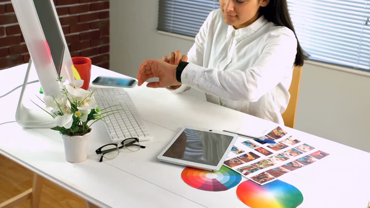 mujer de negocios trabajando en su escritorio