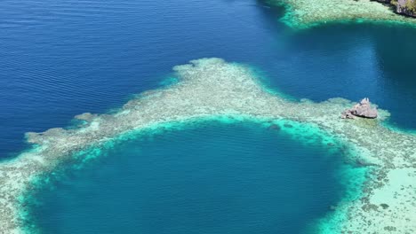 impresionante arrecife de coral y agua turquesa