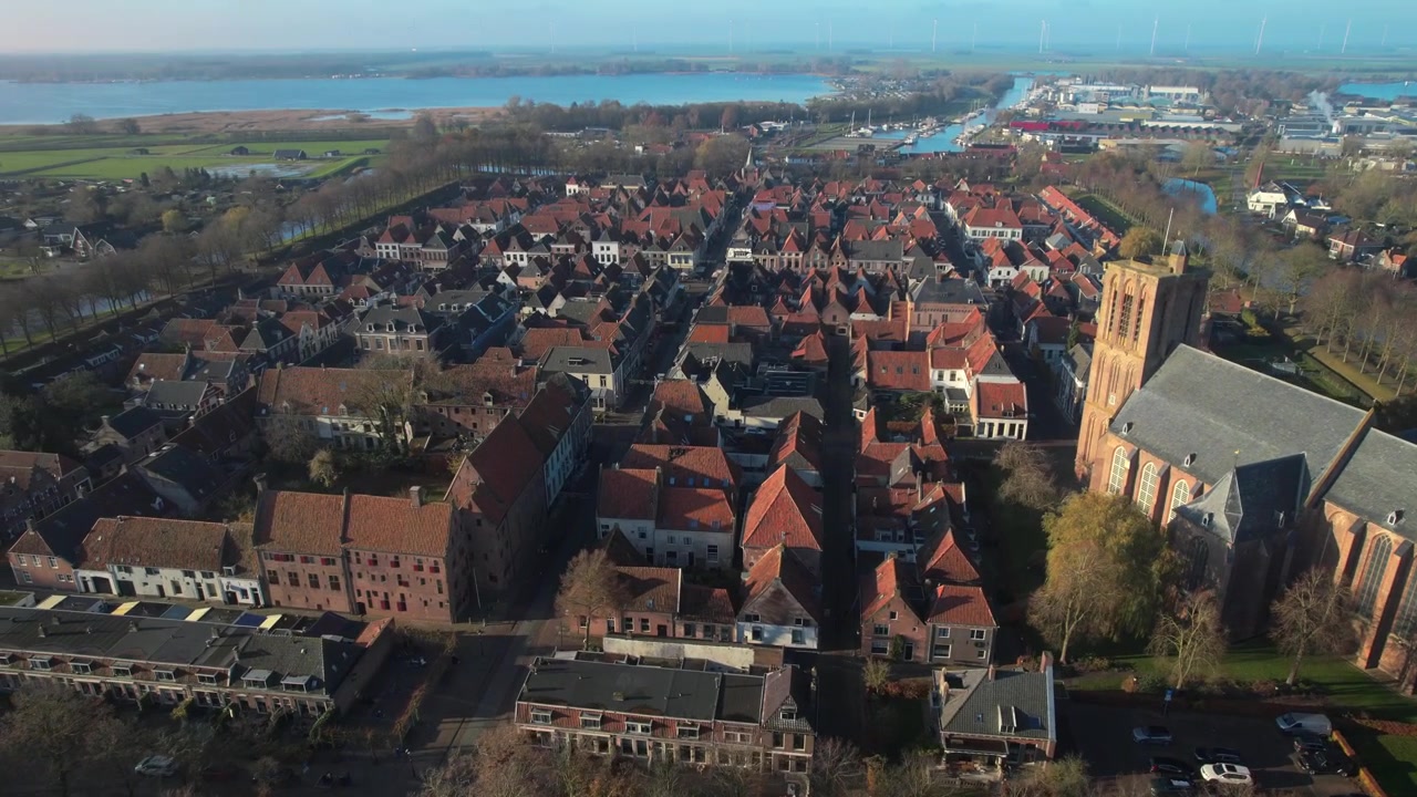 Vue aérienne par drone d'Elburg, ville historique, avec ses bâtiments anciens typiques et son architecture néerlandaise dans cette ancienne cité hanséatique médiévale.