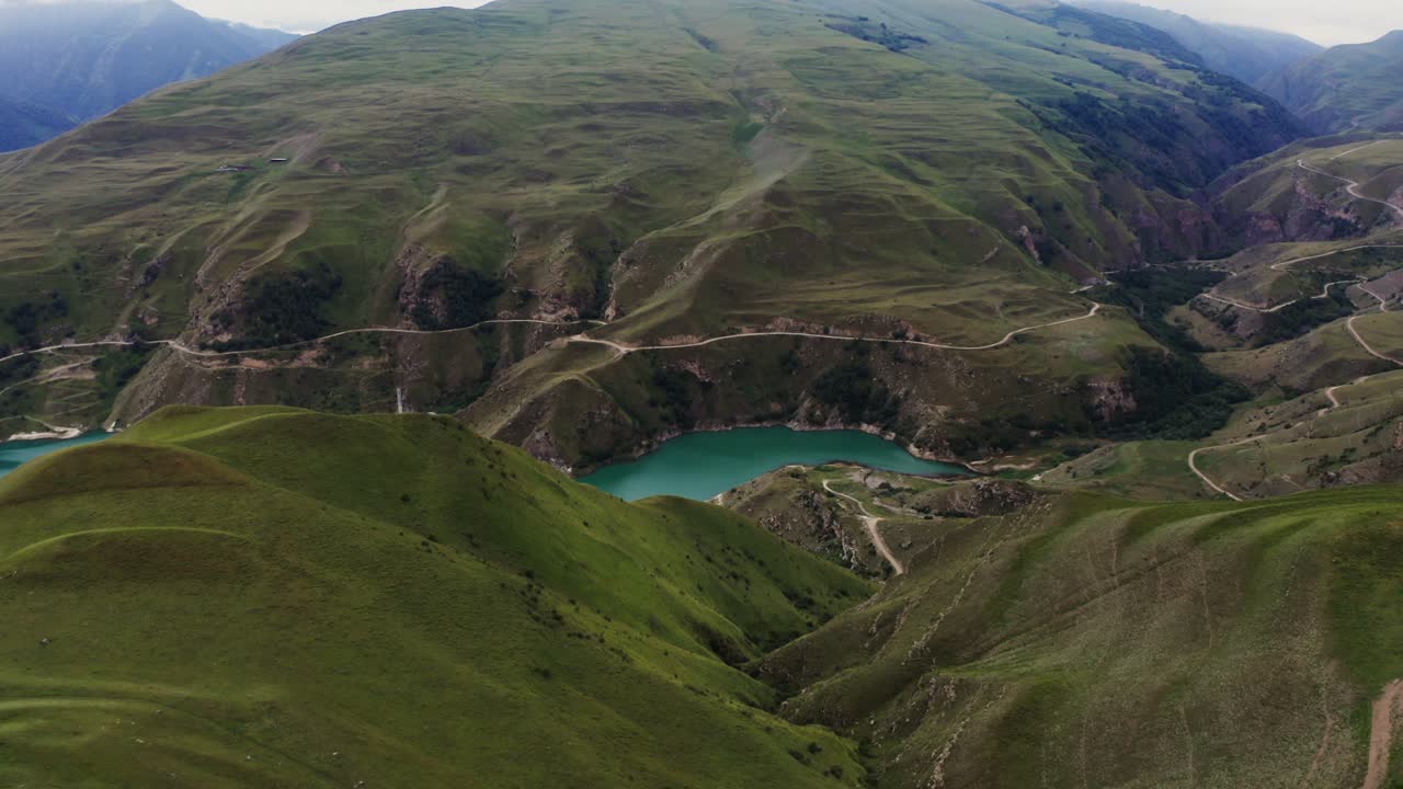 горная долина с озером и извилистыми дорогами