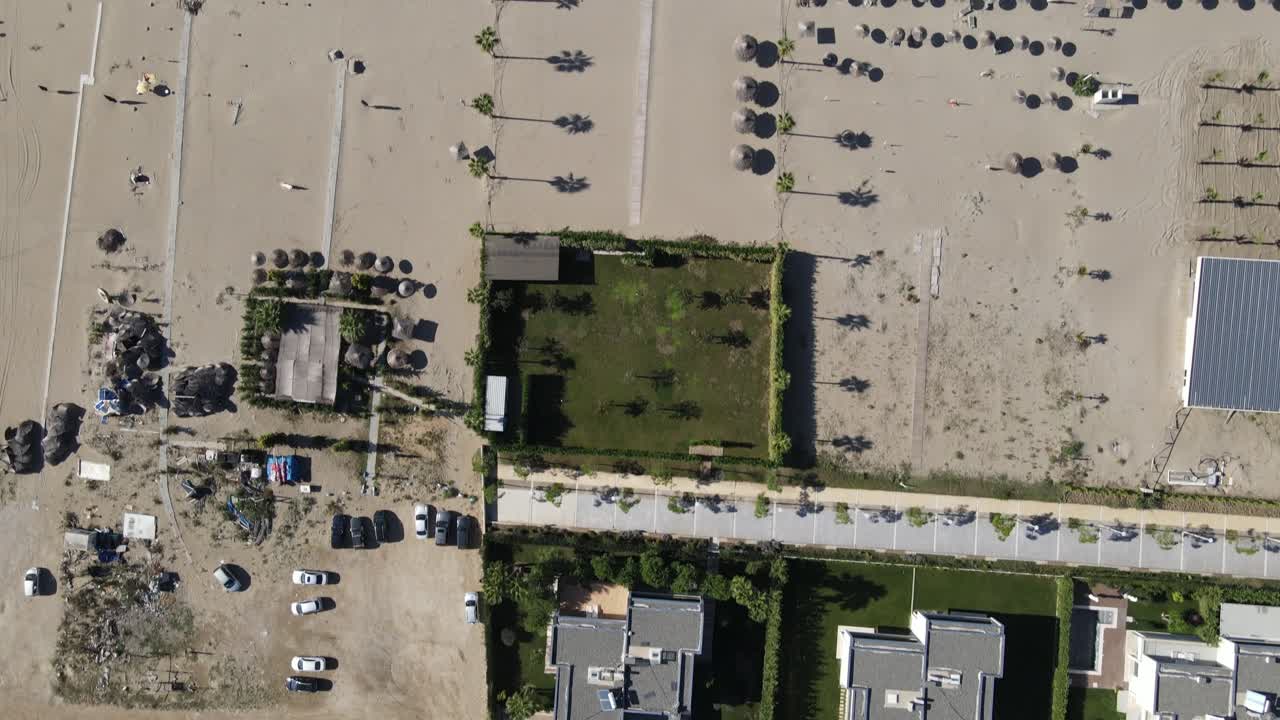 tomada panorámica de un dron que revela la playa en la bahía de lalzi a lo largo de la costa albanesa, europa