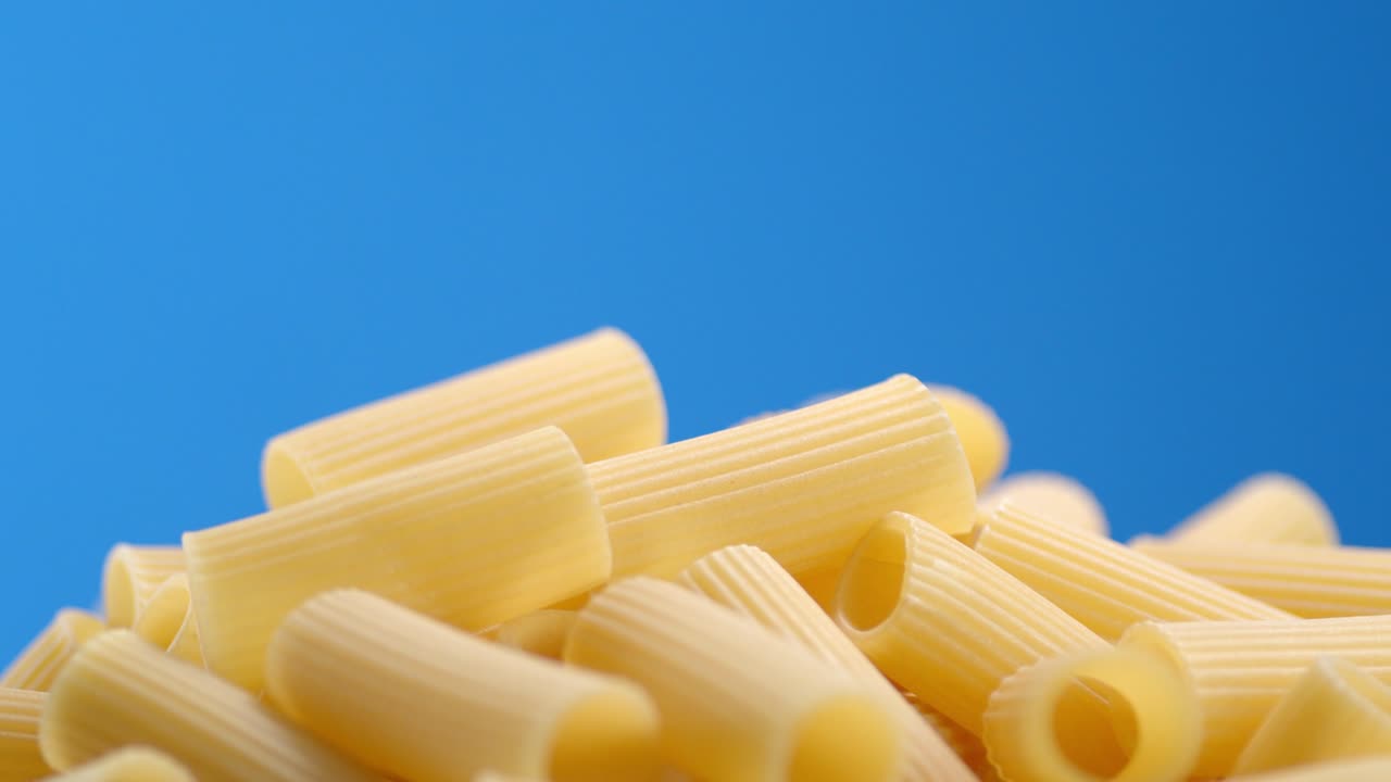 la pasta seca de cannelloni gira lentamente sobre la mesa.