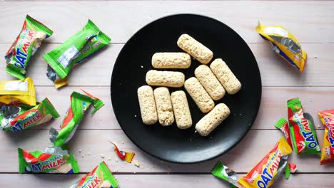 galletas de leche de avena en un plato