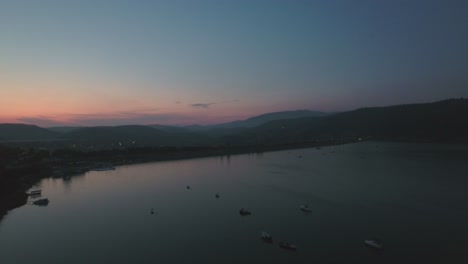 Barcos-En-El-Lago-Zlatibor-Al-Atardecer-En-Serbia,-Avance-Aéreo-Lento