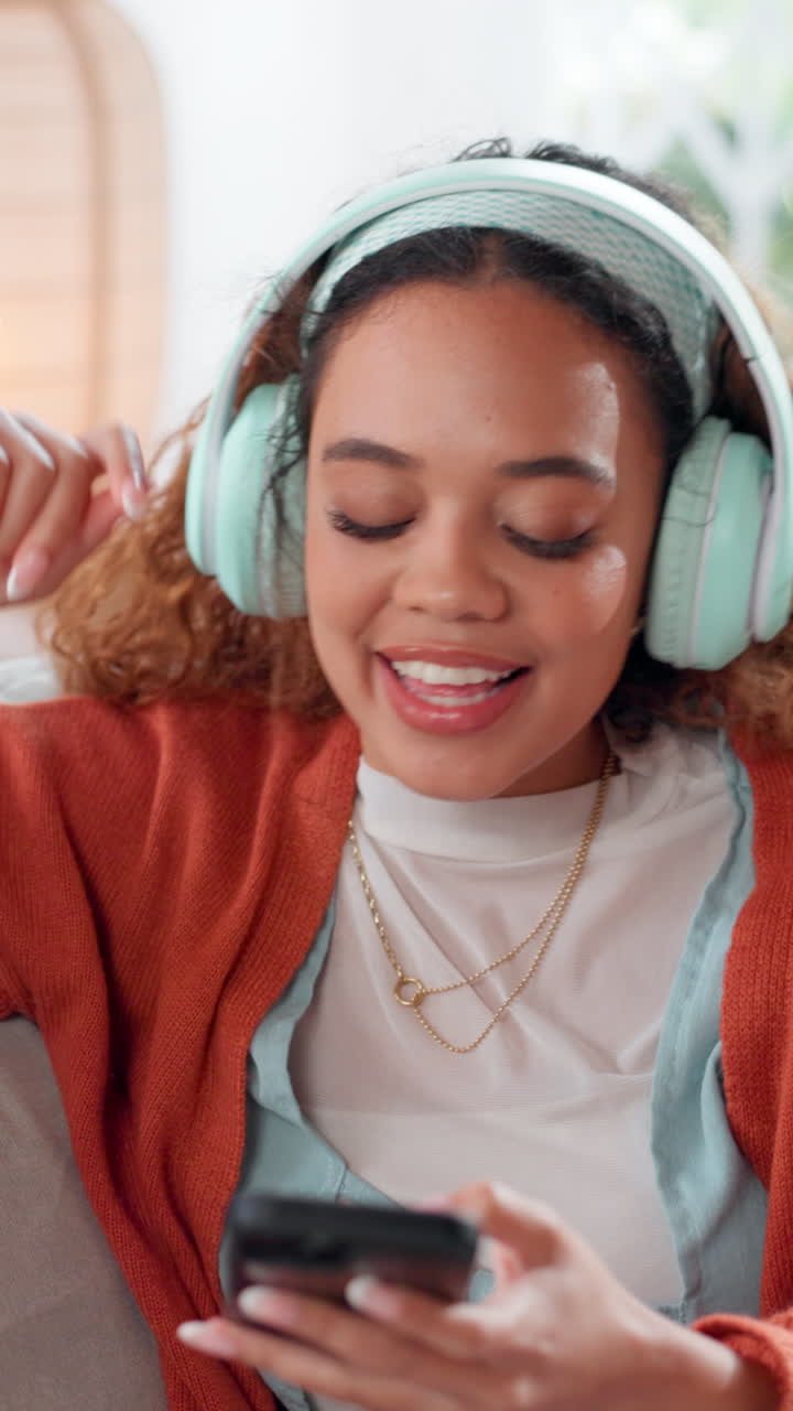 Giovane donna che ascolta musica felicemente e usa il suo smartphone.