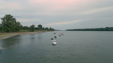 Algunos-Barcos-Y-Balsas-Están-Amarrados-A-Orillas-Del-Danubio.