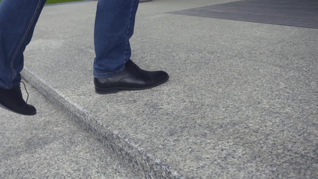 hombre subiendo las escaleras