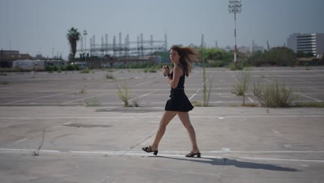 mujer caminando en un estacionamiento