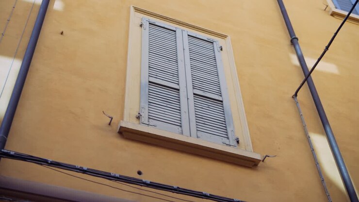 Facciata colorata di edificio europeo con persiane