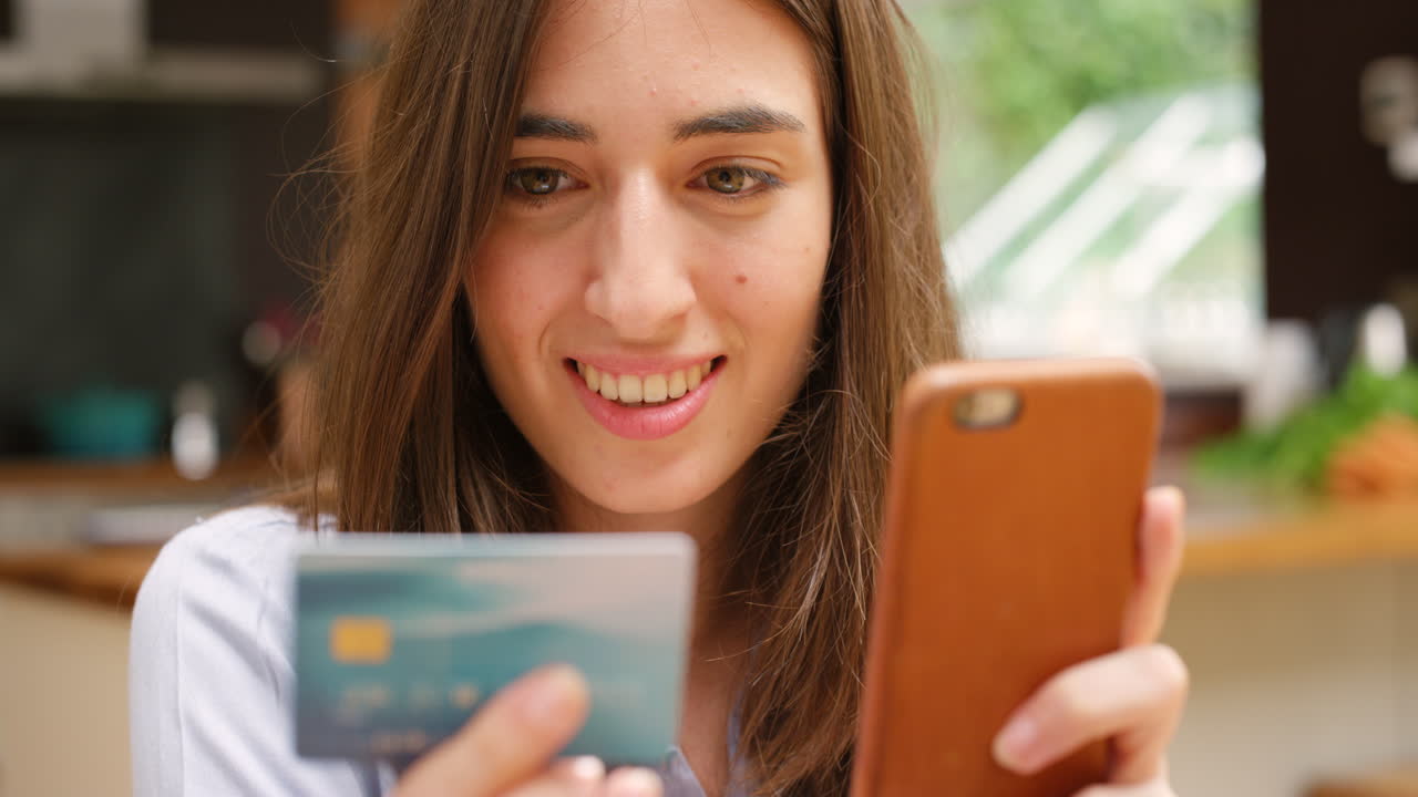 mujer comprando en línea usando teléfono inteligente y tarjeta de crédito
