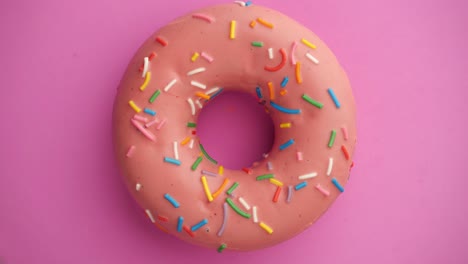 las rosquillas vidriadas en primer plano.
