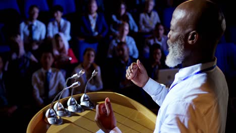 hombre de negocios afroamericano hablando en un seminario de negocios en el auditorio 4k